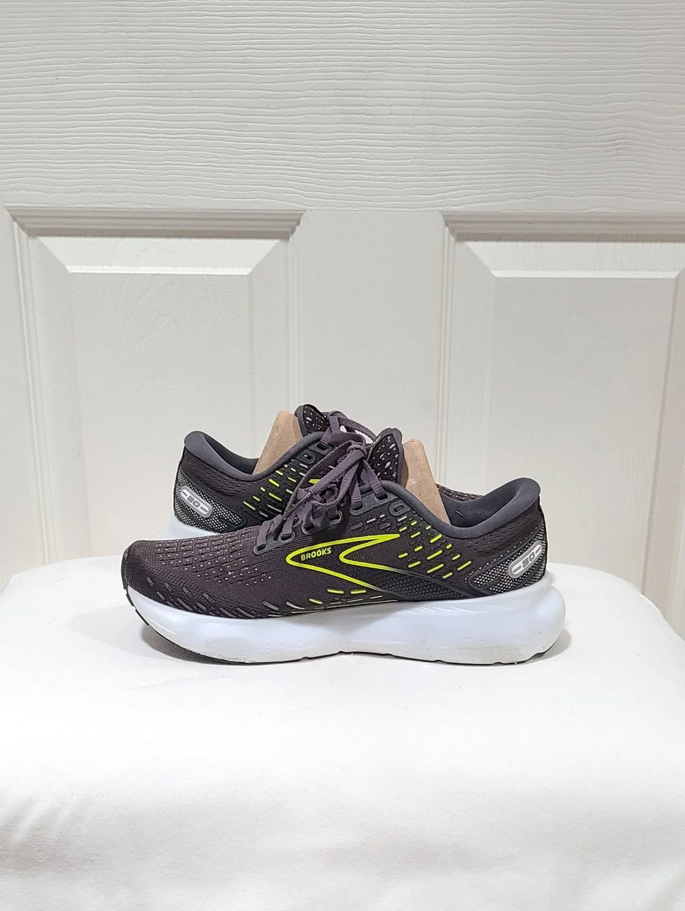 Brooks Glycerin 20 Women's Black Running Shoes with Neon Yellow Accent Size 7